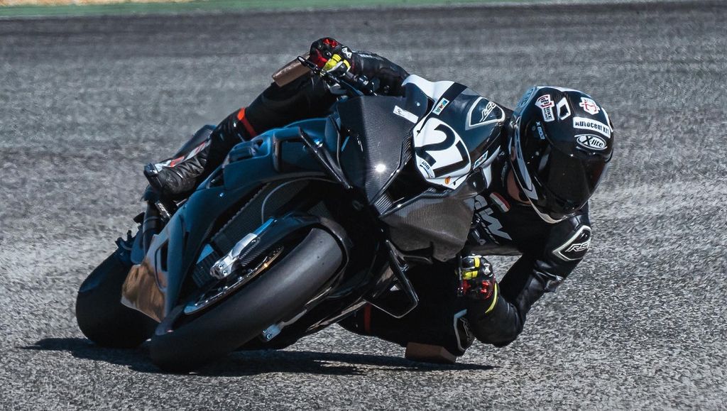 Remek tempó, versenyképes köridő – Gyári BMW-vel tesztelt Kovács Bálint